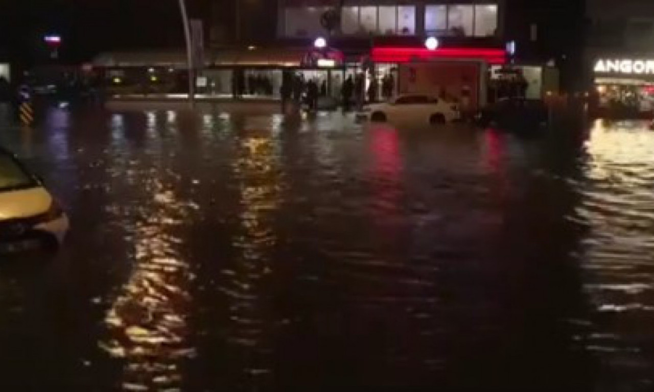 Ulice u prestonici Turske poplavljene: Automobili pod VODOM, ni METRO ne funkcioniše! (VIDEO)