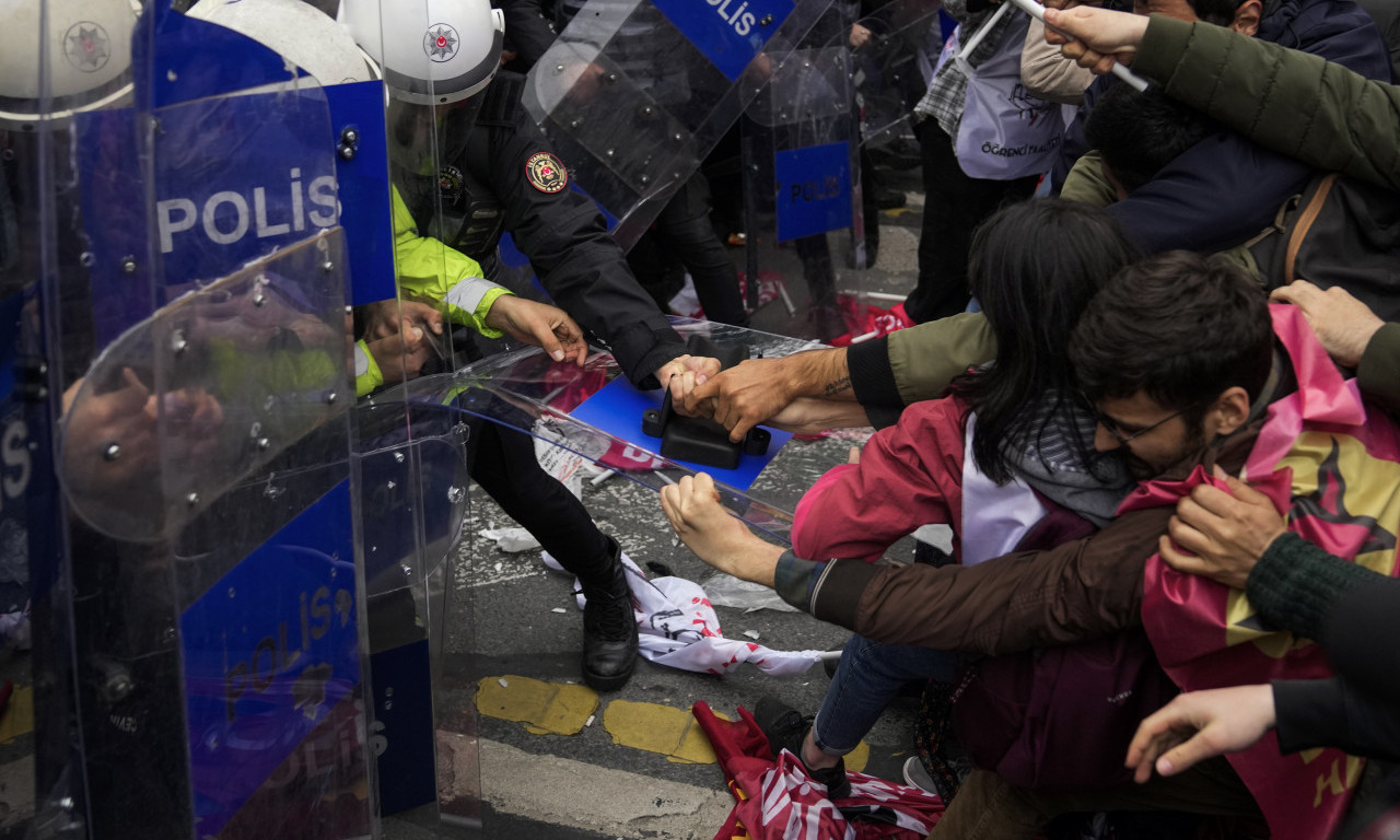 Demonstranti u Istanbulu nasrnuli na POLICAJCE: Letele kamenice, kidali im ŠTITOVE, 210 osoba PRIVEDENO! (VIDEO)