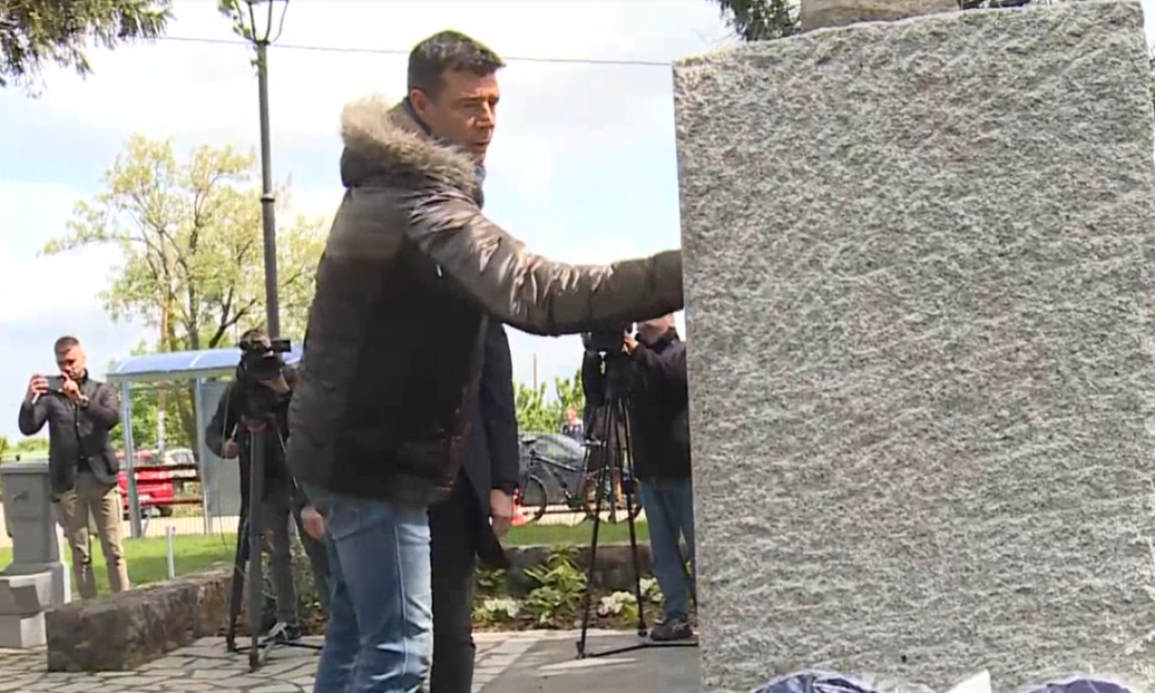 ZAJEDNO U NESREĆI I PATNJI! Roditelji dece ubijene u RIBNIKARU polažu cveće u čast STRADALIMA u Malom Orašju (VIDEO)