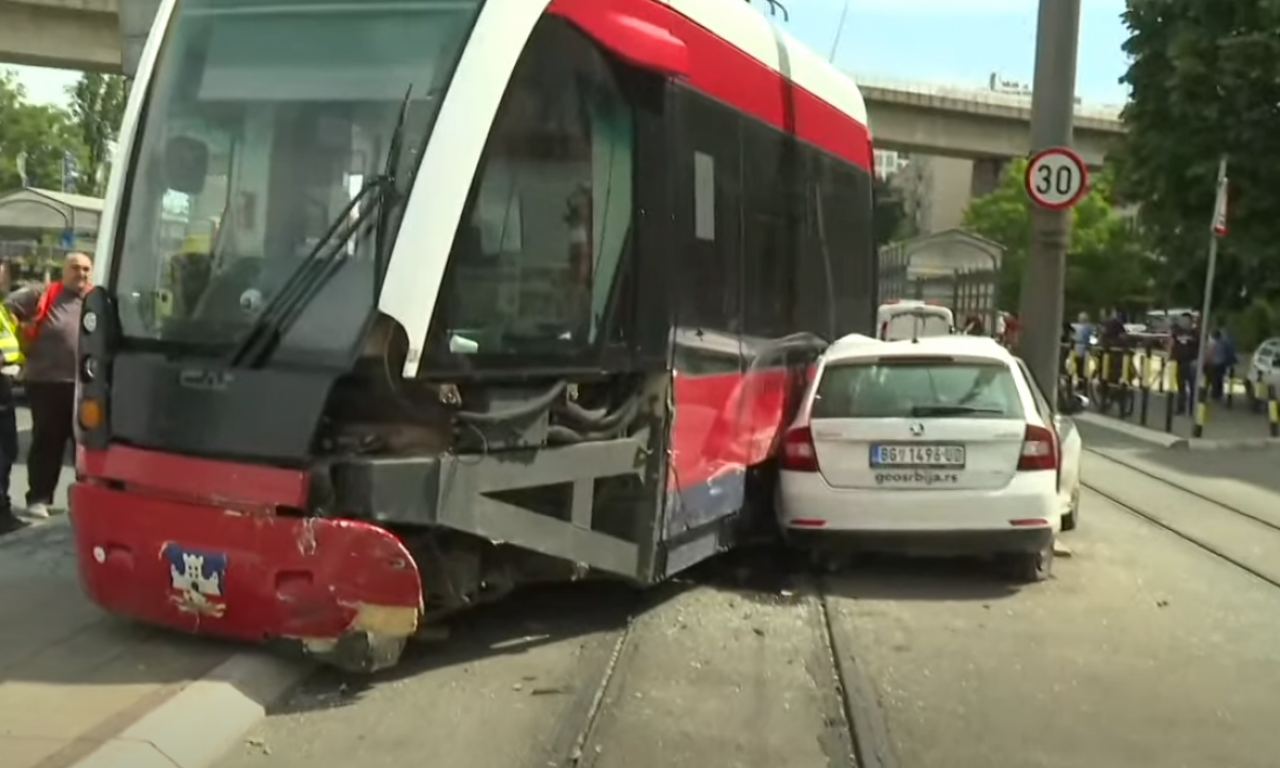 Stravičan udes u centru Beograda: Sudarili se automobil i tramvaj koji je iskočio iz šina!