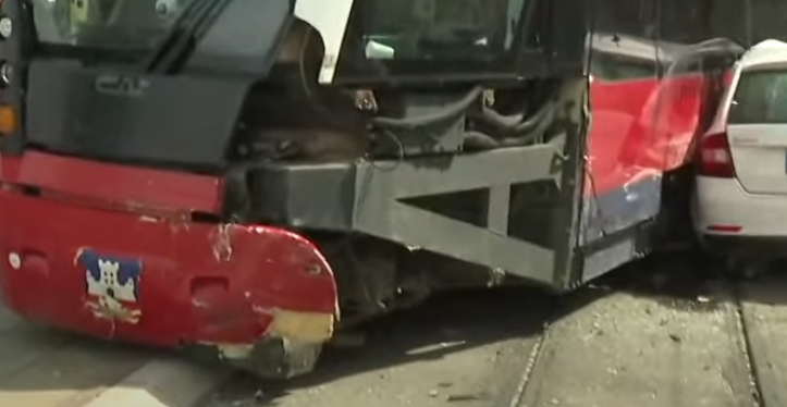 ŽESTOK UDES U CENTRU BEOGRADA Građani pokušavaju da izvuku vozača iz automobila!