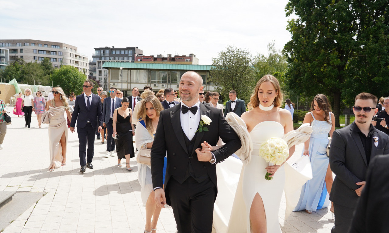 Aca Sofronijević se venčao u crkvi: Lepa doktorka zablistala u venčanici sa DUBOKIM šlicem (FOTO)