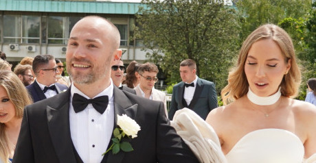 Aca Sofronijević se venčao u crkvi: Lepa doktorka zablistala u venčanici sa DUBOKIM šlicem (FOTO)
