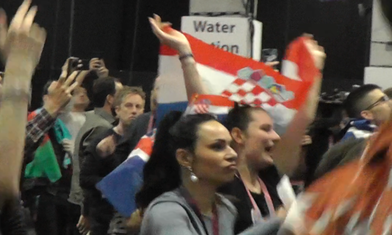 POGLEDAJTE NAJBOLJU REAKCIJU novinara EVROVIZIJE VEČERAS: Evo uz kog izvođača se tresao bekstejdž (VIDEO)