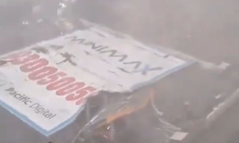 NEVIĐENA NESREĆA na benzinskoj pumpi! Džinovski BILBORD se srušio i UBIO 8 OSOBA u Mumbaju (VIDEO)