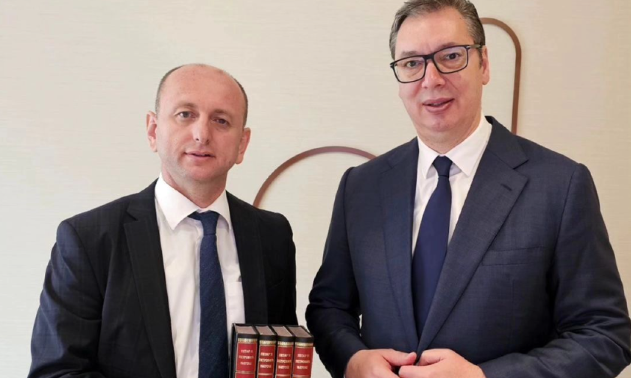 Predsednik Vučić dobio NEPROCENJIV POKLON u Kotoru! Knežević: Ovo nije za biblioteku, već za UJEDINJENE NACIJE (FOTO)