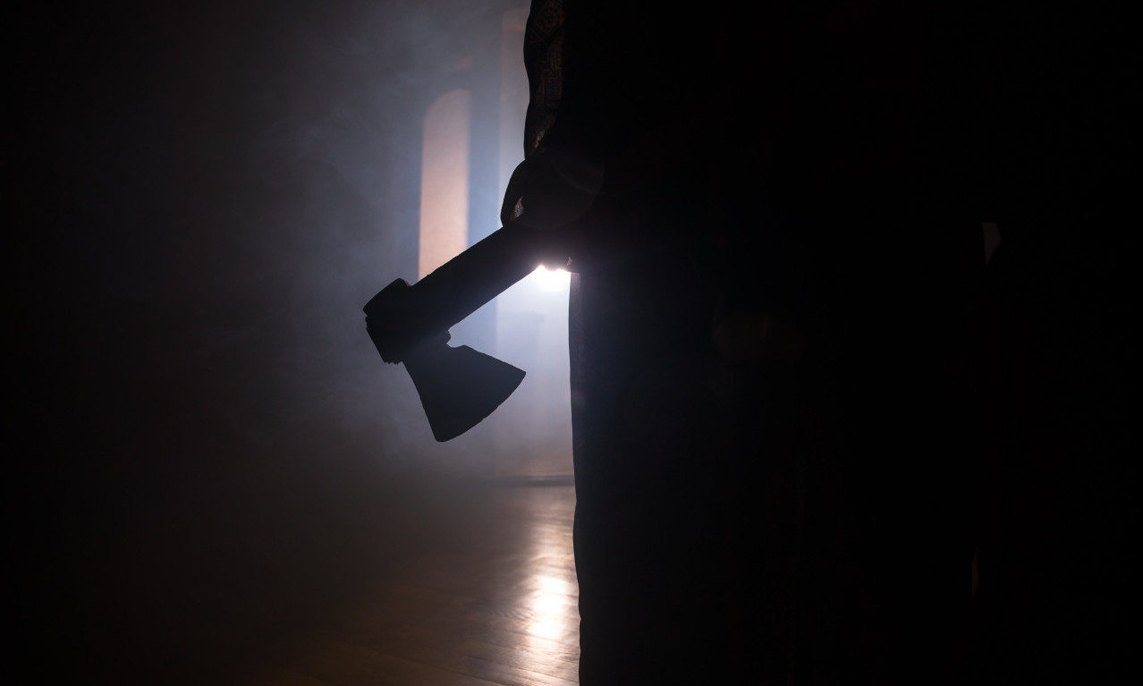 JEZIVE SCENE NA ULICAMA KRAGUJEVCA Uhapšen muškarac koji je sekirom krenuo na ljude! U torbi pronađeno još oružja!