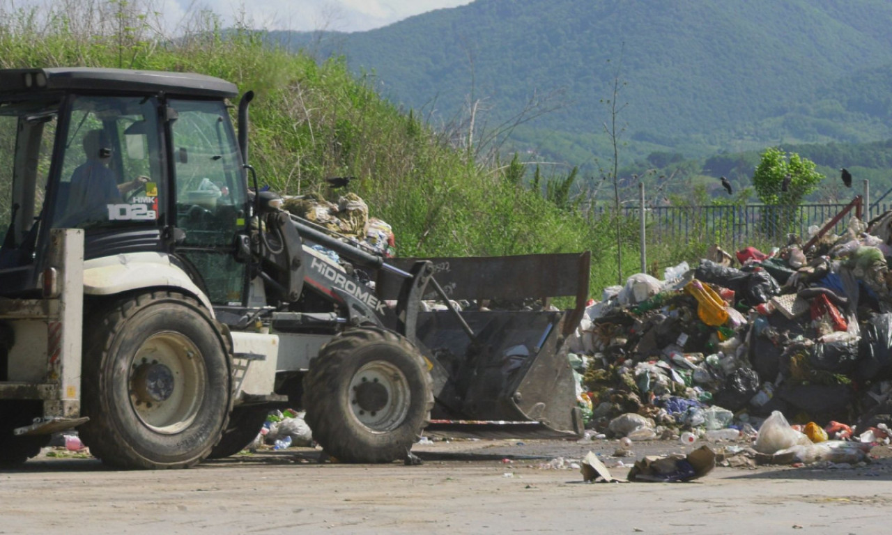 HAOS NA DIVLJOJ DEPONIJI NA KARABURMI Građani zaustavili radnu mašinu i ne puštaju vozilo, na licu mesta policija (VIDEO)