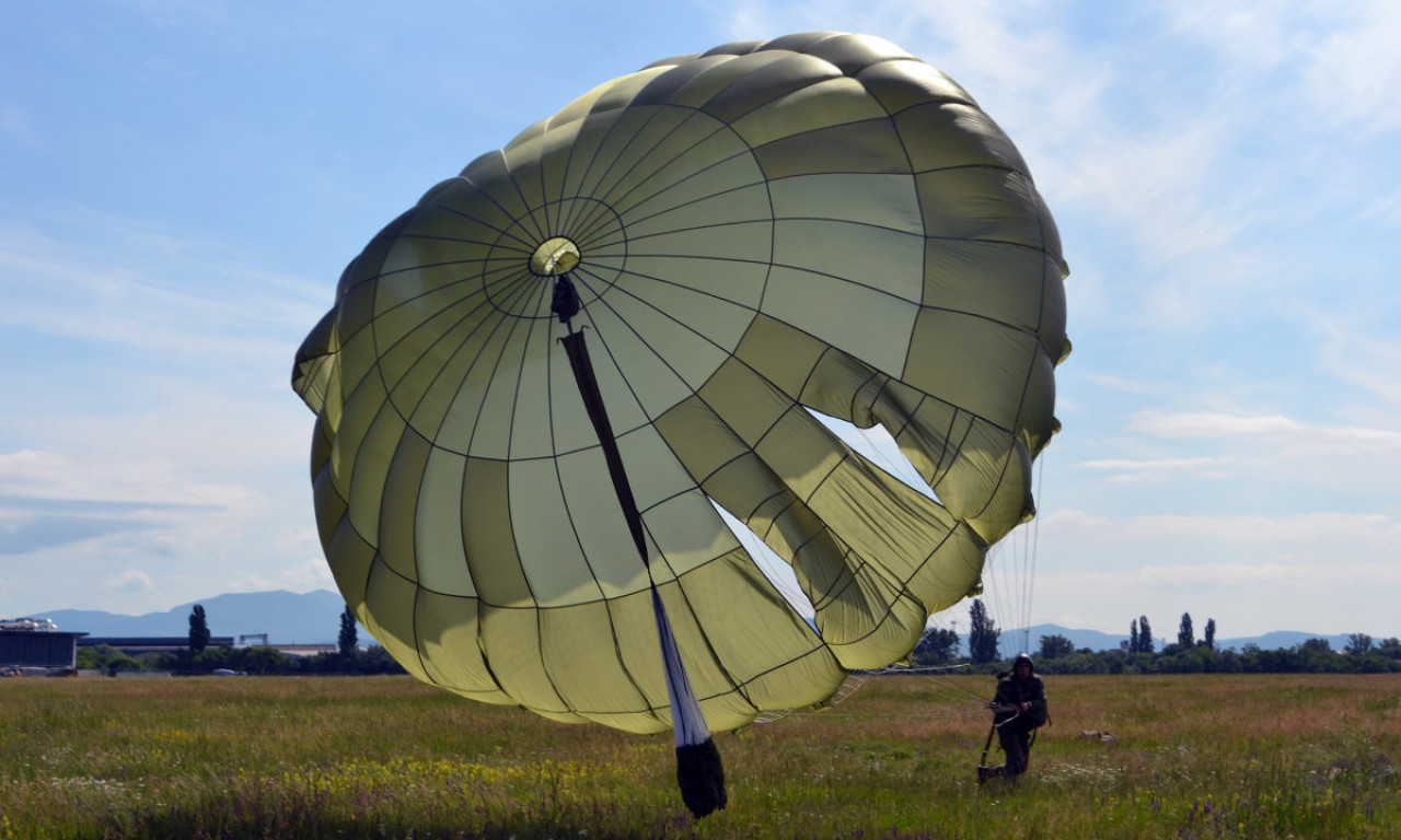 MUŠKARAC KRITIČNO POSLE SKOKA PADOBRANOM Užasna nesreća na sportskom aerodromu u Padinskoj skeli
