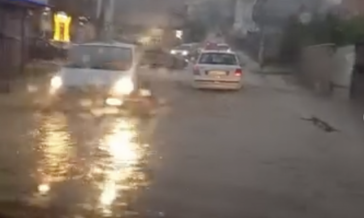 POTOP U BEOGRADU! Automobili se JEDVA KREĆU kroz vodu - izdato UPOZORENJE, stiže još jače NEVREME (VIDEO)