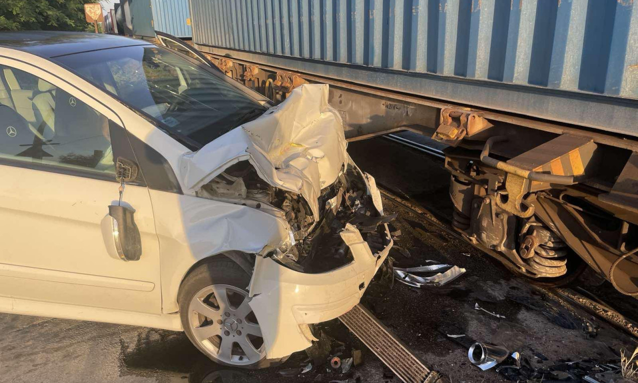 Teška saobraćajka kod Subotice! Automobil se zakucao u TERETNI VOZ - od siline udarca dva vagona ISKOČILA IZ ŠINA