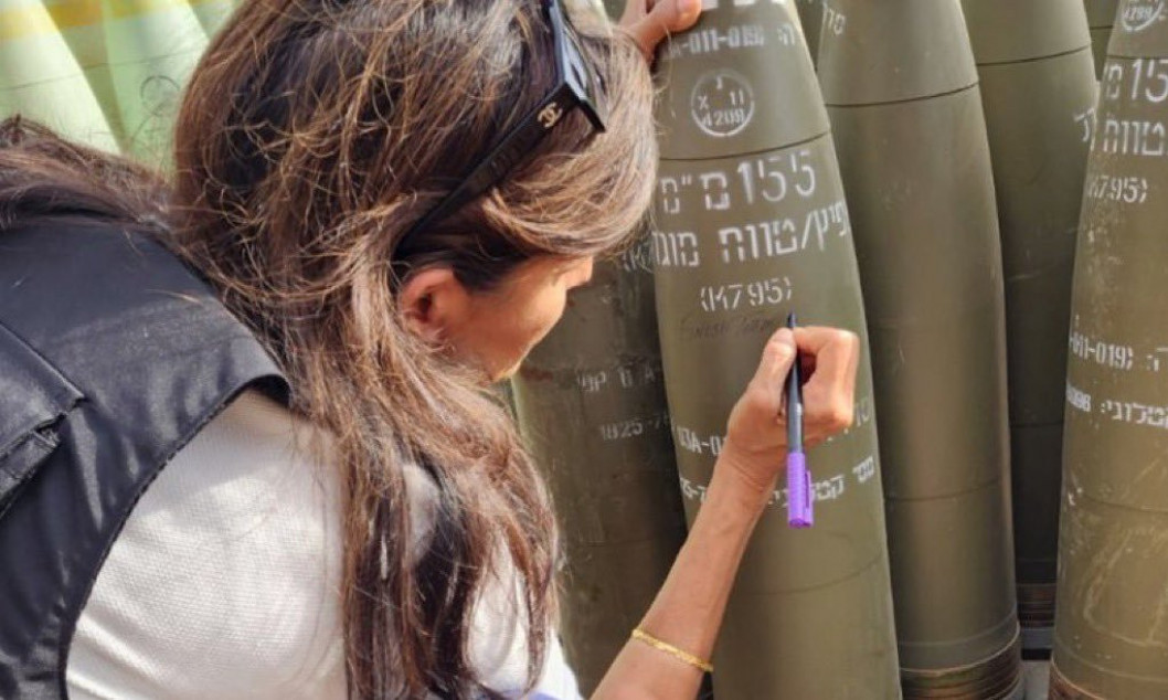 ŠOKIRALA JE CEO SVET! Niki Hejli posetila Izrael, pa potpisala raketu namenjenu Gazi: "DOKRAJČITE IH"  (FOTO)