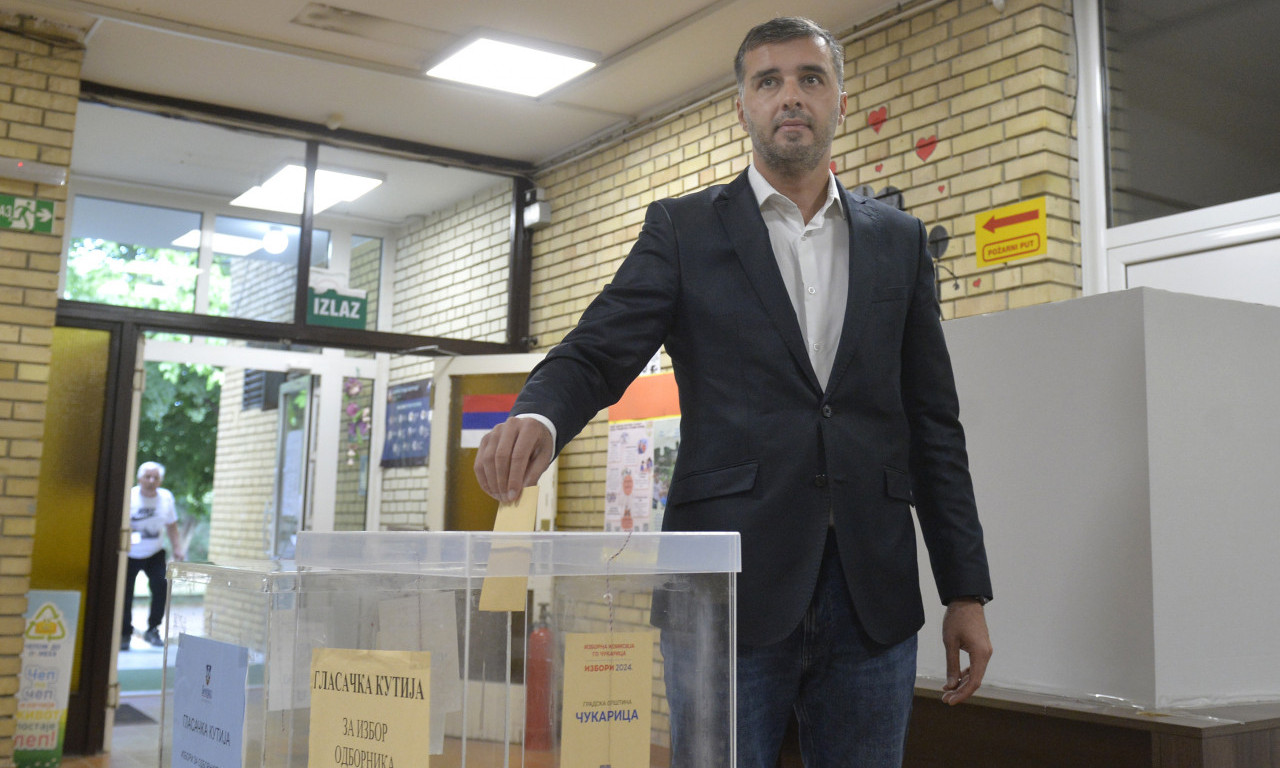 SAVO MANOJLOVIĆ, nosilac liste "I ja sam Beograd-Kreni-Promeni", glasao na Ceraku (FOTO)