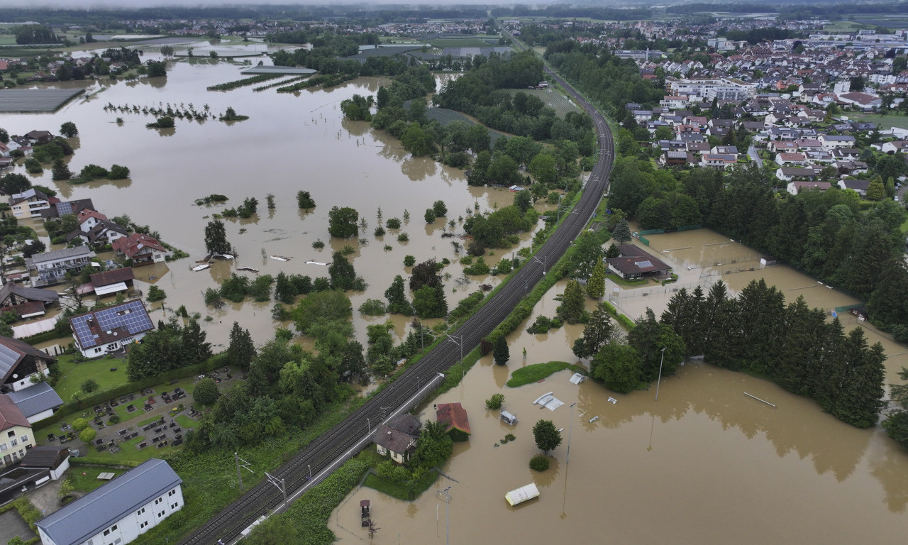 KOLAPS U NEMAČKOJ! Voda poplavila GORNJU BAVARSKU: Stradao vatrogasac, evakuisano više od 200 ljudi!