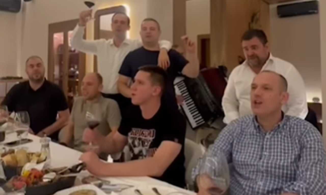 "MOJ SIN DANILO I MOJA BRAĆA, ŽIVELA SRBIJA!" Ovako je VUČIĆ sinoć slavio: Nazdravljao je sa sinom uz ovu pesmu (VIDEO)