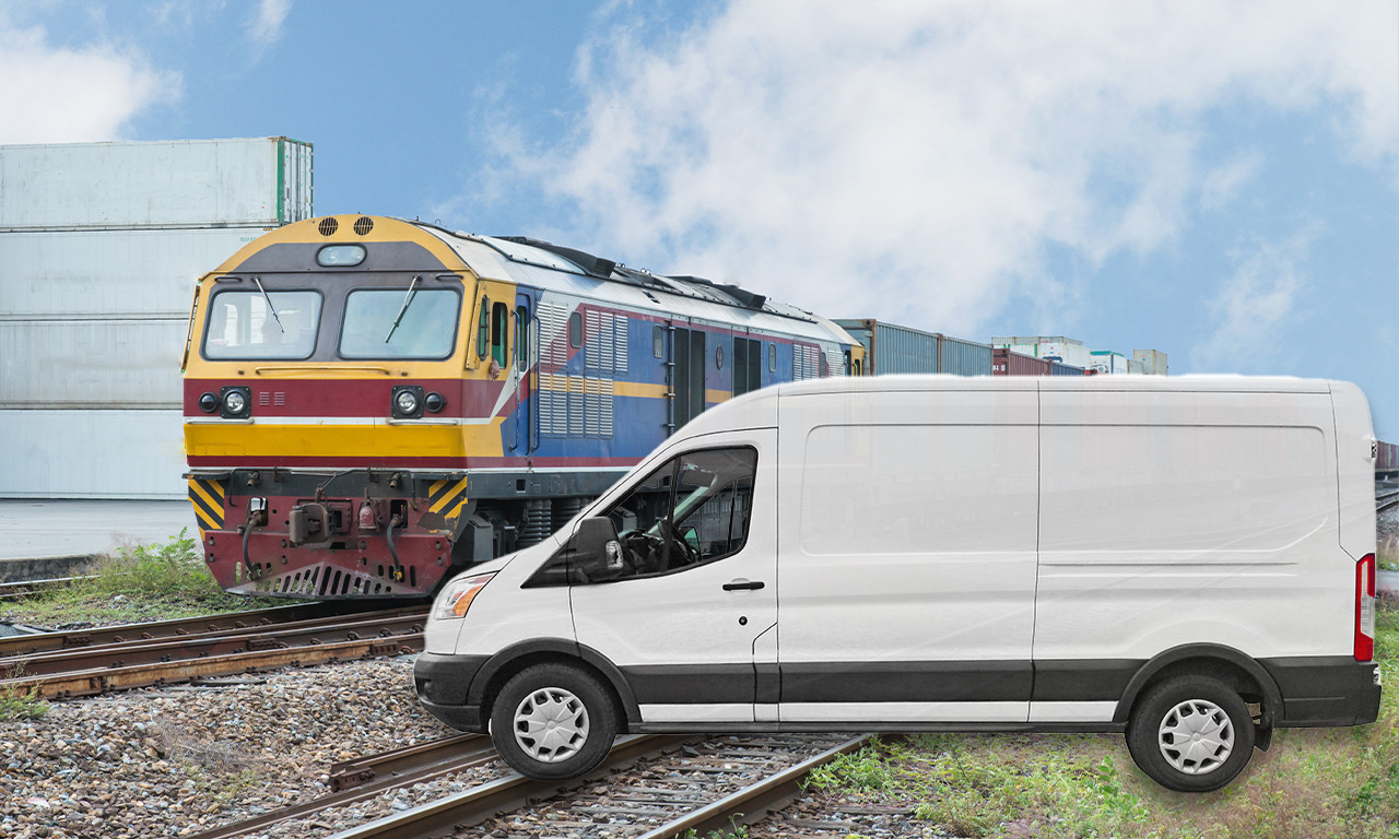 VOZ RAZNEO KOMBI KURIRSKE SLUŽBE Vozač preživeo pravo čudo! (FOTO)