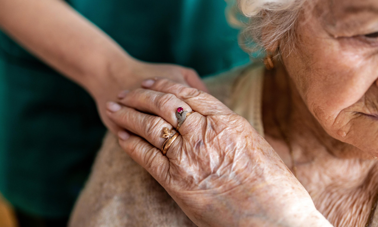 HOROR U STARAČKOM DOMU Vlasnici zaključali stare i nepokretne, pa nestali! Ostavili ih bez hrane i lekova