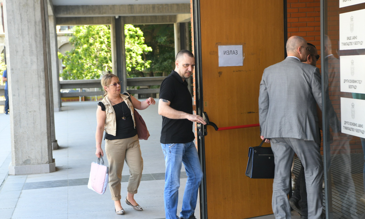 ZORAN MARJANOVIĆ stigao u Viši sud: Ušao u Palatu pravde sa ADVOKATIMA, SINOM I BRATOM (FOTO)