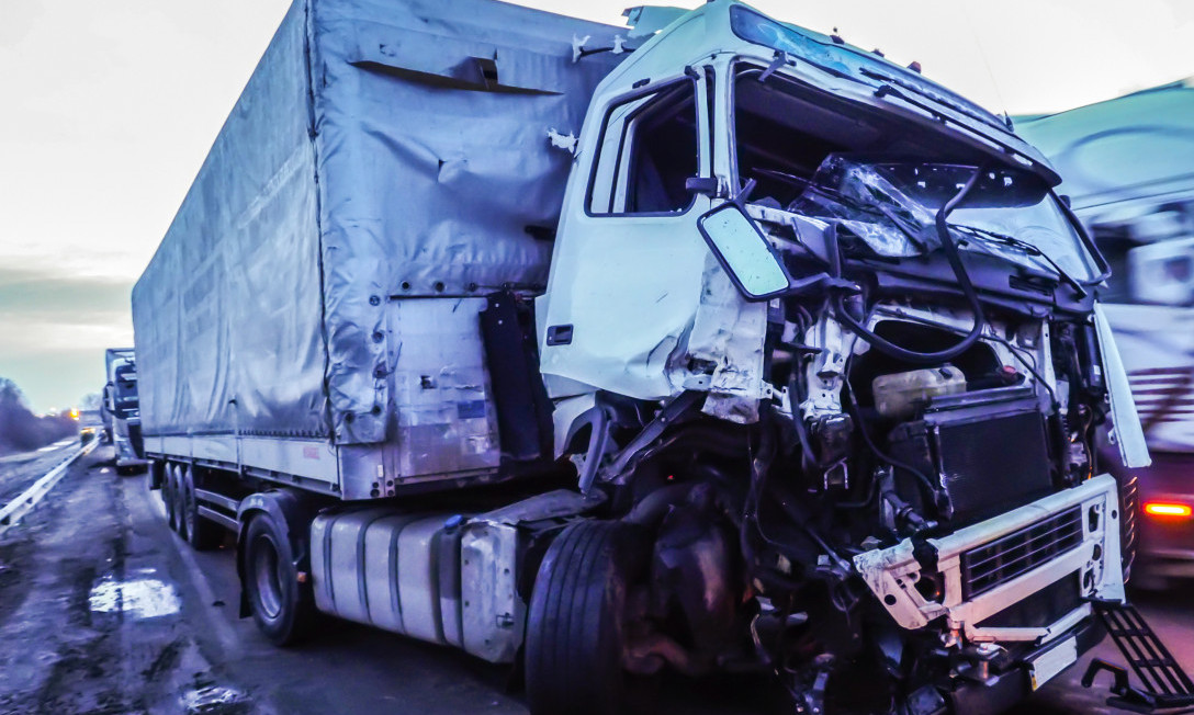 KAMION UDARIO U OGRADU NA AUTO-PUTU Mogući zastoji na putu ka Novom Sadu (VIDEO)