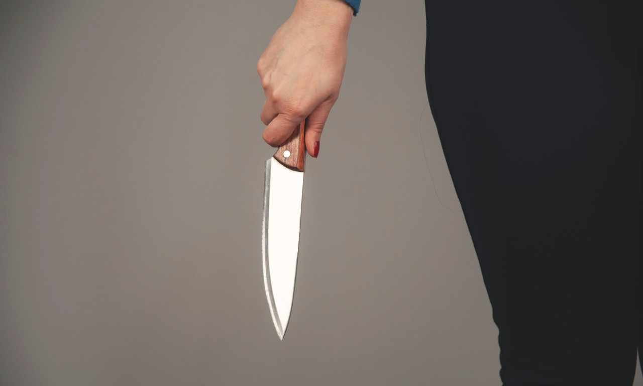 UŽAS NA VRAČARU, TRAGOVI KRVI PO ČITAVOM HODNIKU Komšije otkrile šta se desilo pre nego što je žena (79) izbola supruga