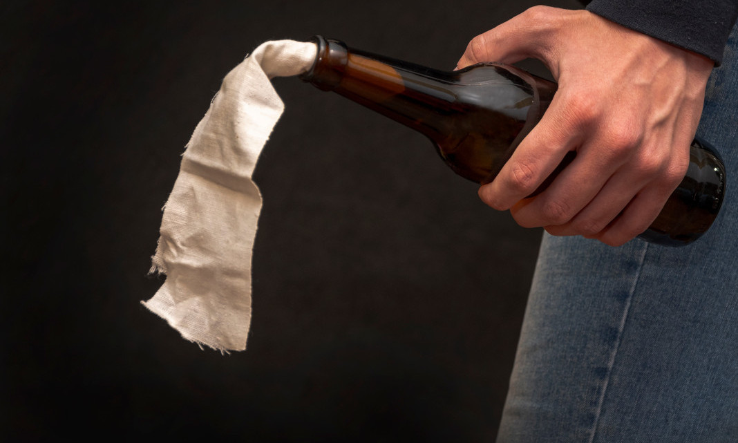 NA KAPIJU TUŽIOCA BACIO ZAPALJIVU TEČNOST Uhapšen muškarac (51) iz Ćuprije!