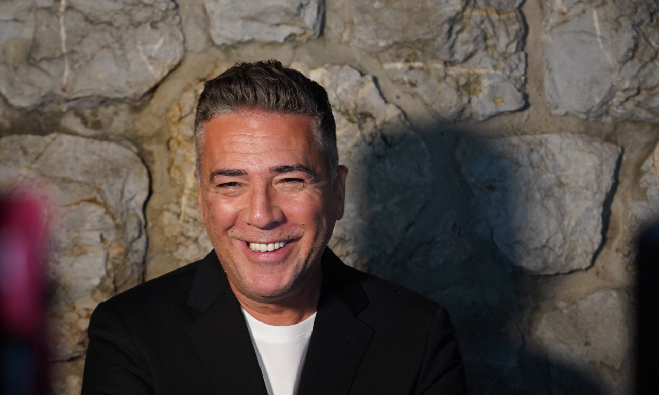 Muzička zvezda Željko Joksimović ODUŠEVIO! Uprkos kiši nije prestao da peva, a u publici SAM KREM DE LA KREM