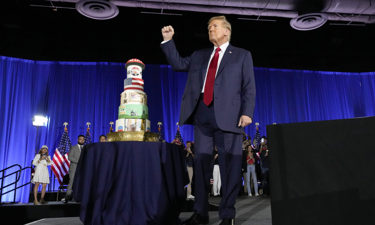 Pogledajte kako je TRAMP proslavio 78. ROĐENDAN! Slavlje uz VELIKU TORTU i KRITIKE na račun Bajdena (FOTO)