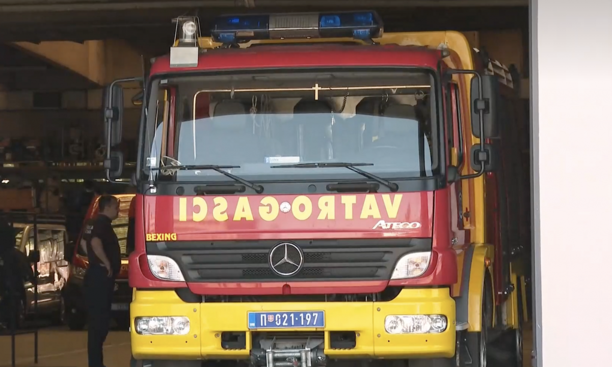 POŽAR U NOVOM BEOGRADU Buktinja obasjava deo naselja u bloku 64