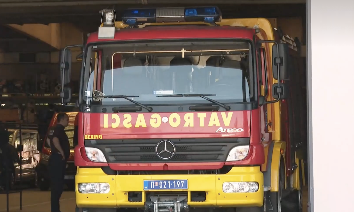 POŽAR U NOVOM BEOGRADU Buktinja obasjava deo naselja u bloku 64