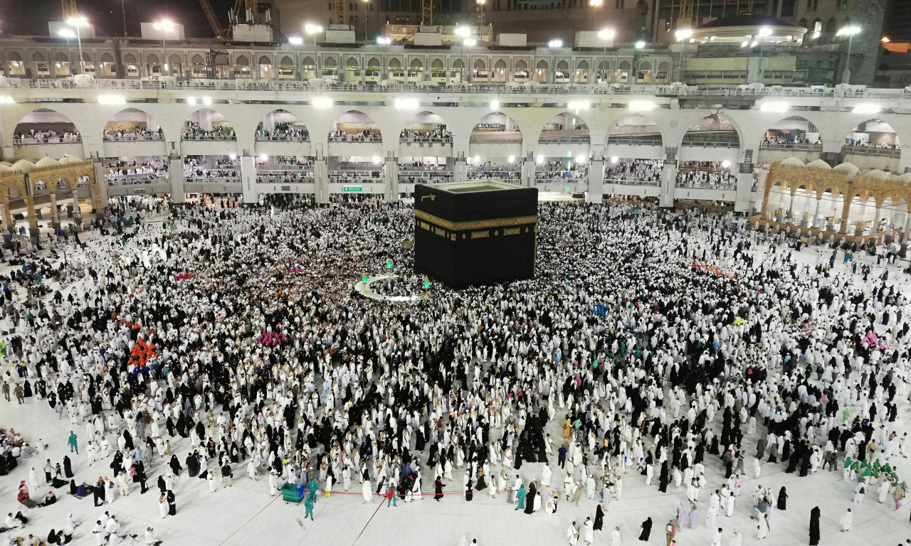 POČEO HADŽ U MEKI Milioni vernika krenuli na najsvetije muslimansko putovanje