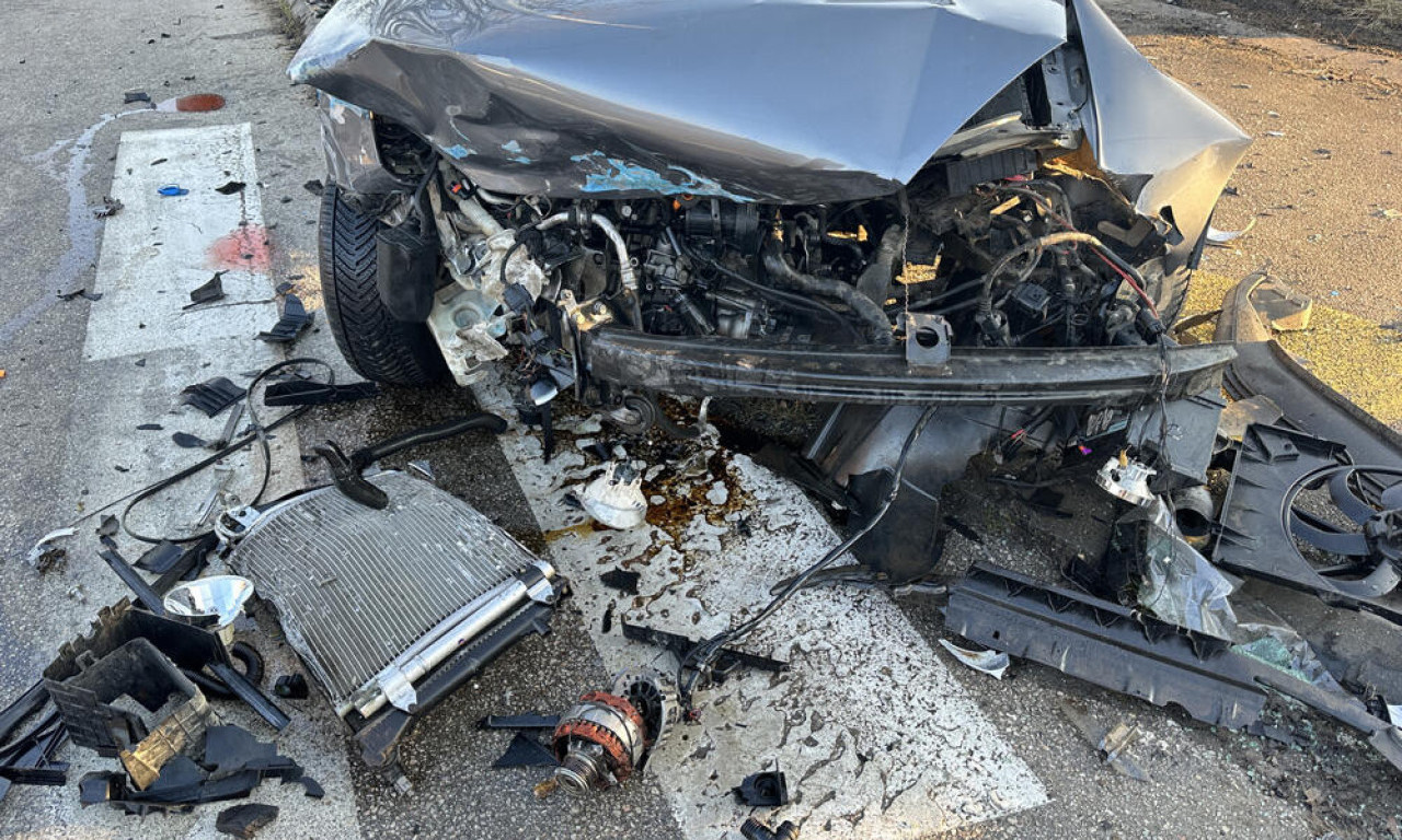 ČETVORO MLADIH U AUTOMOBILU SLETELI S PUTA Saobraćajna nesreća između Užica i Zlatibora! Kola uništena, oni IMALI SREĆE