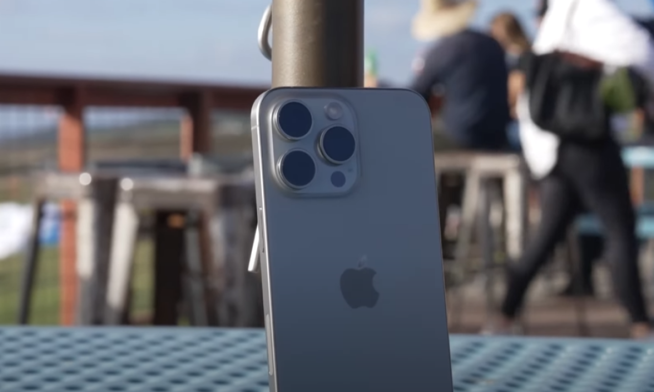 BOINGOVI TERETNI AVIONI PREVEZLI TELEFONE Milion i po "ajfona" izbeglo Trampove carine