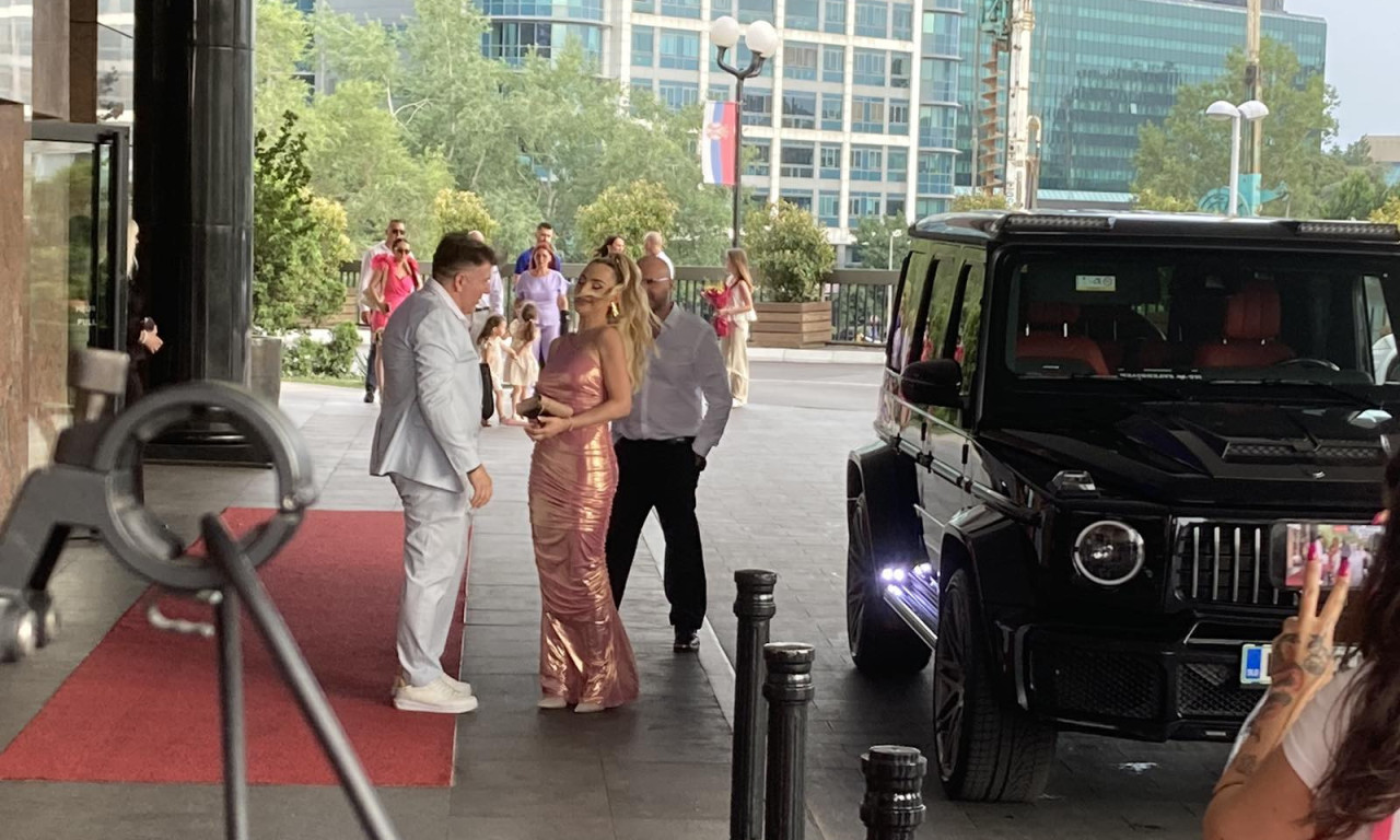 Maja Berović KRSTILA SINA, a slavlje se nastavlja! Pogledajte ko je od POZNATIH LIČNOSTI došao na veselje (FOTO)