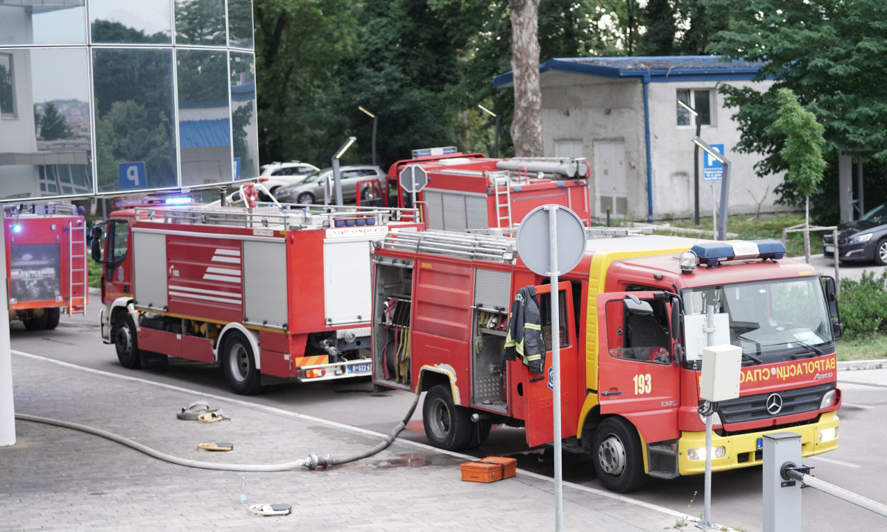 POŽAR NA SOLITERU NA BANJICI! Neverovatno kakva "sitnica" je izazvala havariju (FOTO)