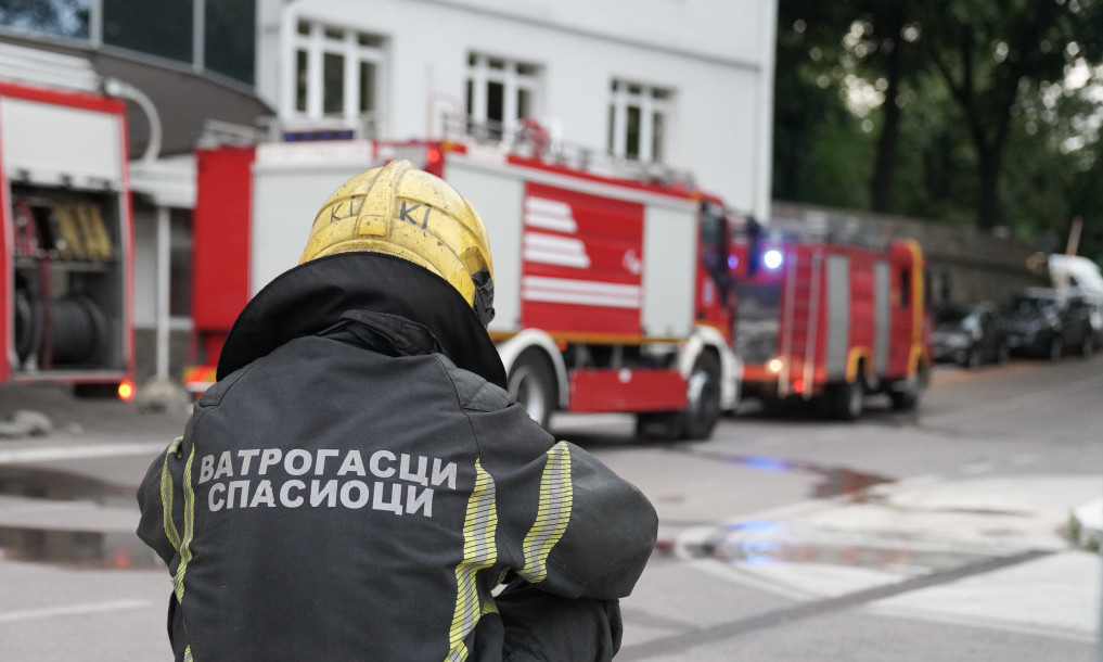 POŽAR ZAHVATIO BUTIK U RAKOVICI Vatrogasci seku rešetke brusilicom da priđu objektu