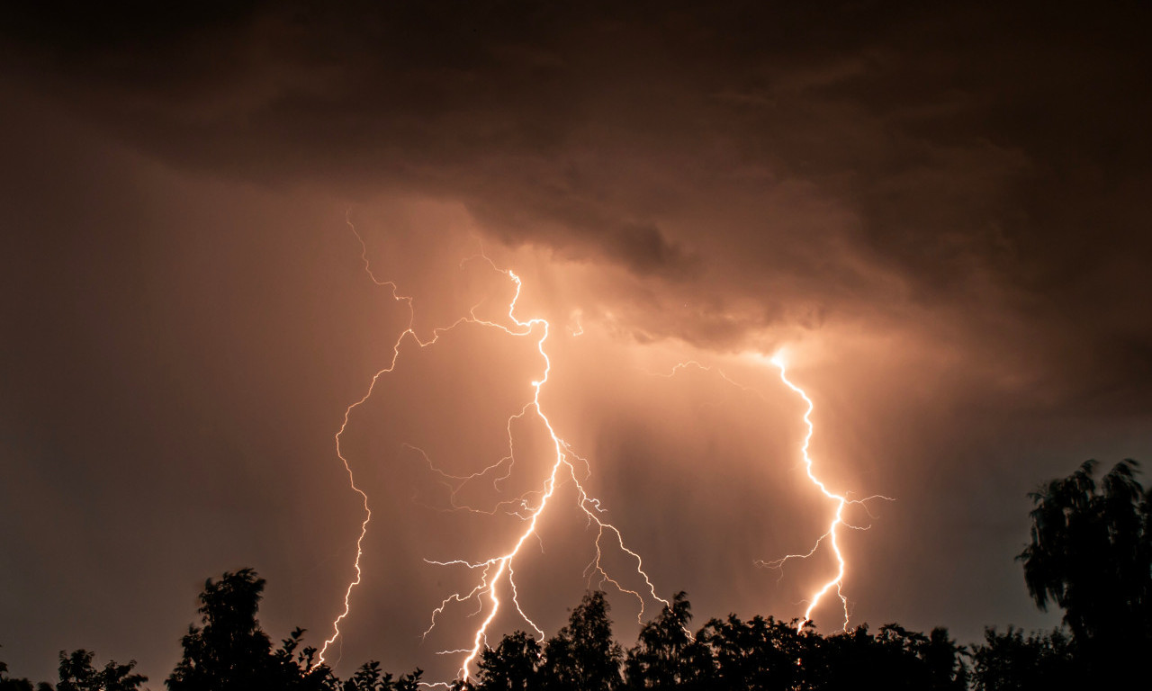 STIŽE OLUJNI VETAR, A BIĆE I SNEGA: Na snazi žuti meteo alarm u ovom delu zemlje