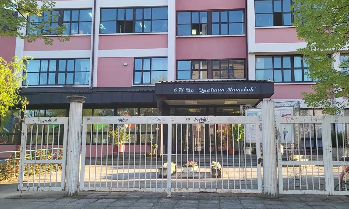 PONOVO HAOS U ŠKOLI! OTAC nezadovoljan ćerkinim KEČEVIMA pretio NASTAVNIKU! VELIKI INCIDENT U ČAČKU