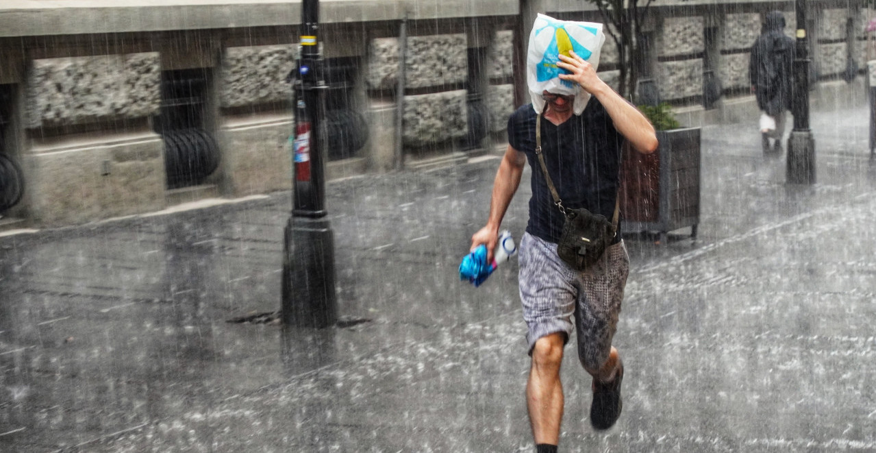 MUP IZDAO UPOZORENJE za OVO MESTO u Srbiji! Stižu pljuskovi i JAKA OLUJA, usledio APEL zbog mogućih POPLAVA