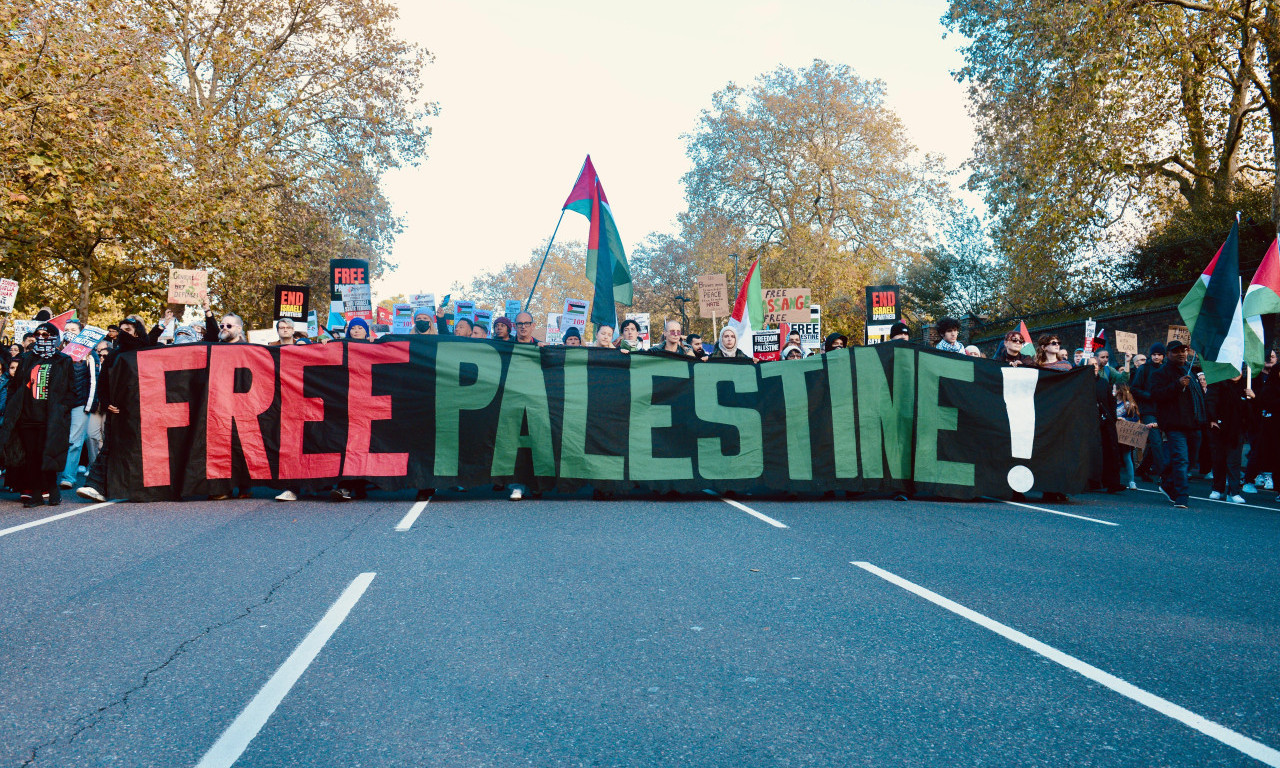 SVE VIŠE POZIVA DA SE PRIZNA PALESTINA: Više od 200 britanskih poslanika uputilo zahtev Starmeru s tim u vezi