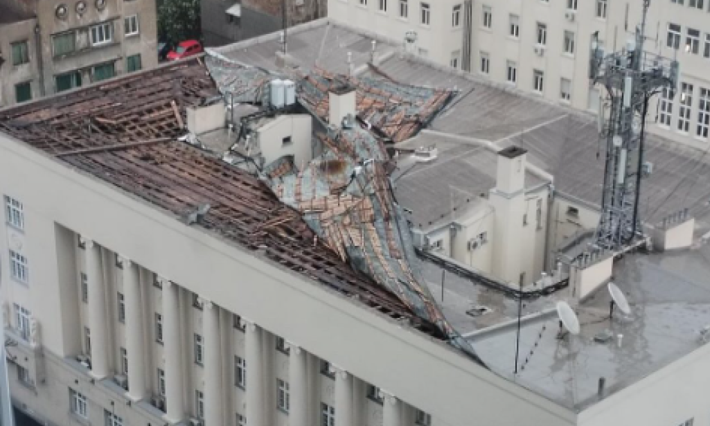 Vetar odneo POLA KROVA na zgradi MUP-a u Kneza Miloša! Usled OLUJNIH UDARA OTPADALE FASADE U BEOGRADU