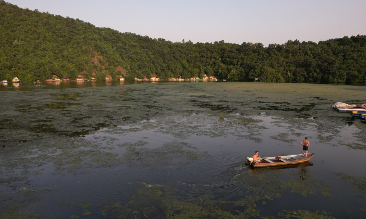 IZBEGNUTA TRAGEDIJA! Tročlana porodica SPASENA iz automobila koji je SLETEO u jezero JABLANICA: Među njima bila i BEBA