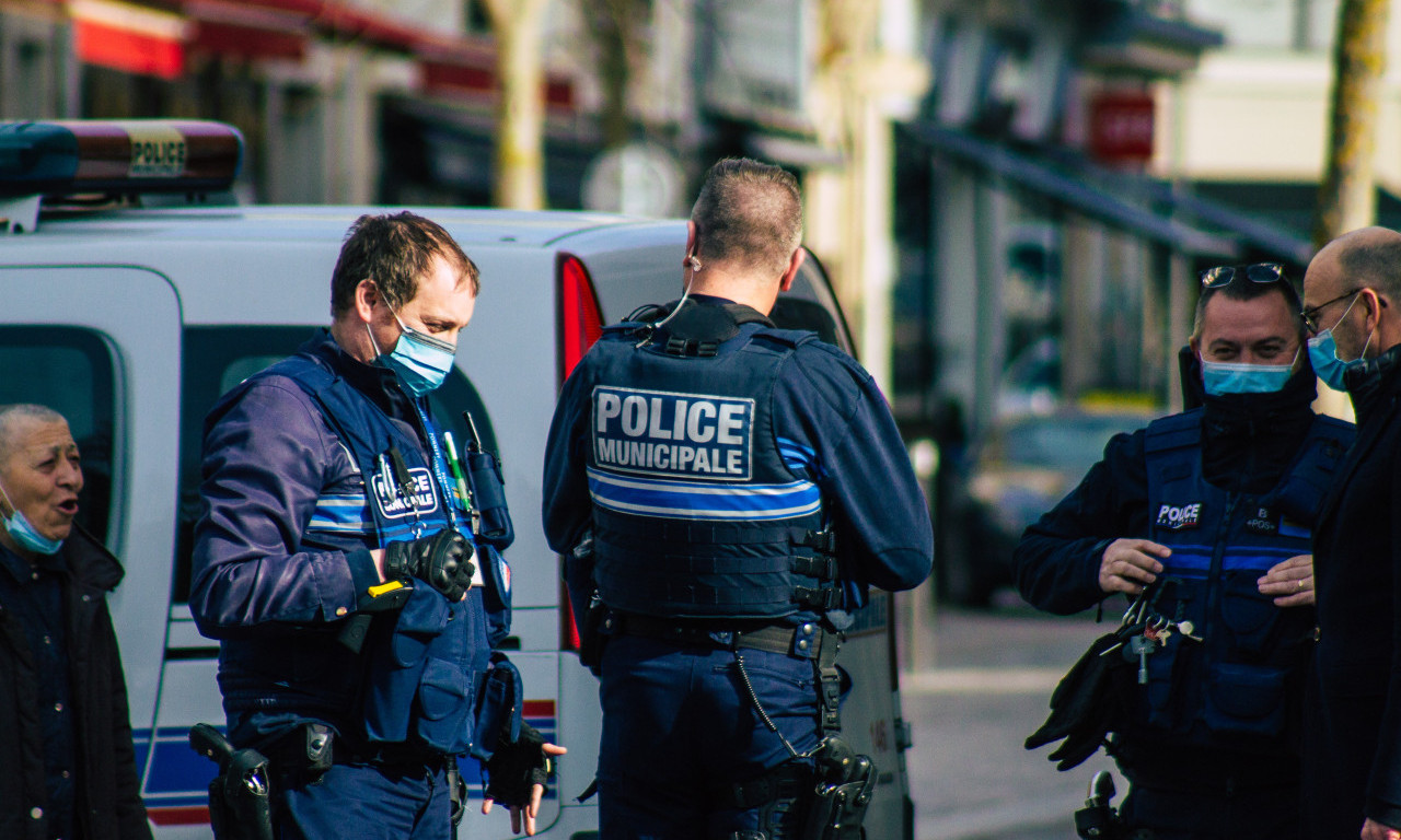 MUŠKARAC MAČETOM NAPAO POLICAJCA Užas kod dečijeg vrtića!