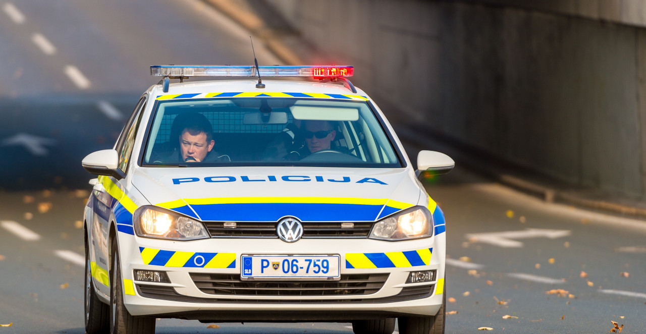 POTERA KAO NA FILMU: Mladić pucao na policajca i pobegao ukradenim službenim vozilom