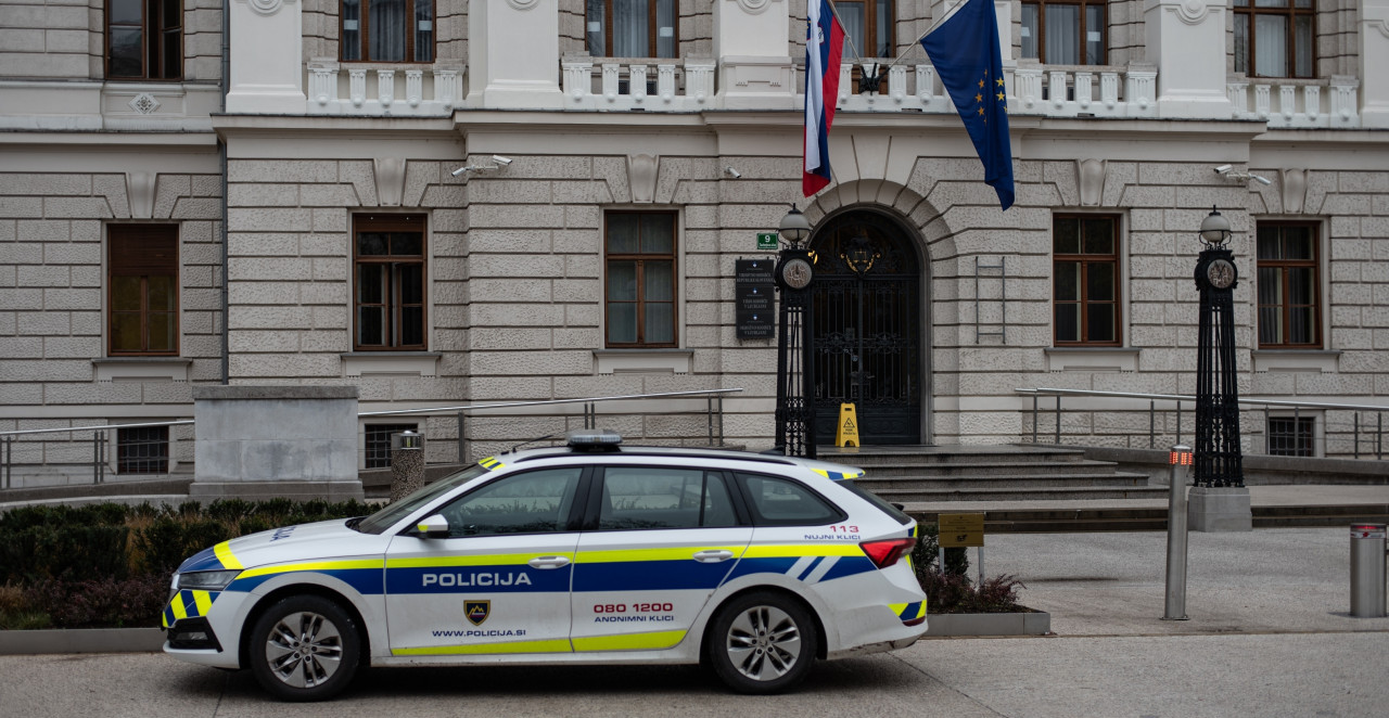 POLICAJCI USMRTILI MUŠKARCA NA TRGU Čulo se nekoliko pucnjeva, prethodno pretio prolaznicima