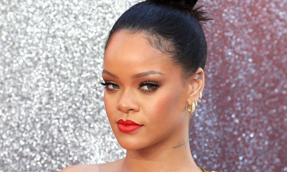 OVO SAMO RIJANA MOŽE DA OBUČE Pogledajte Riri kako se šeta kao šećerna vuna, ali sa stavom kraljice