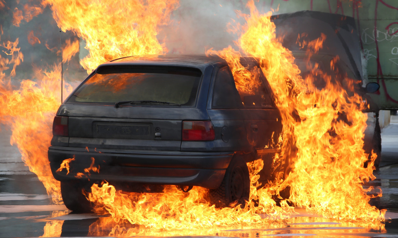 BUKNUO AUTOMOBIL U KRAGUJEVCU Vatrogasci sprečili tragediju (FOTO)