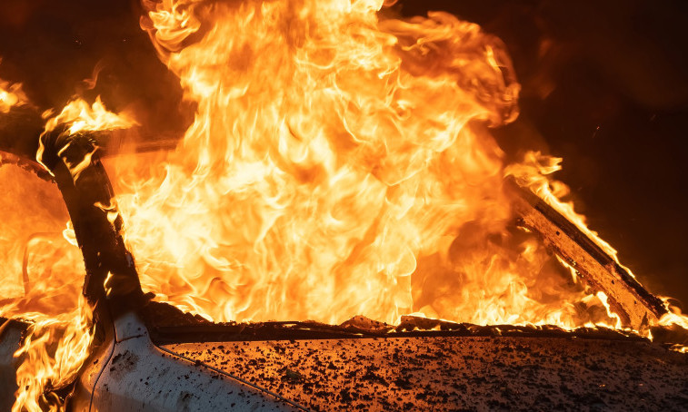 SKUPOCENI AUTOMOBIL IZGOREO NA VRAČARU! Napadač snimljen kako poliva vozilo, u toku je potraga za njim