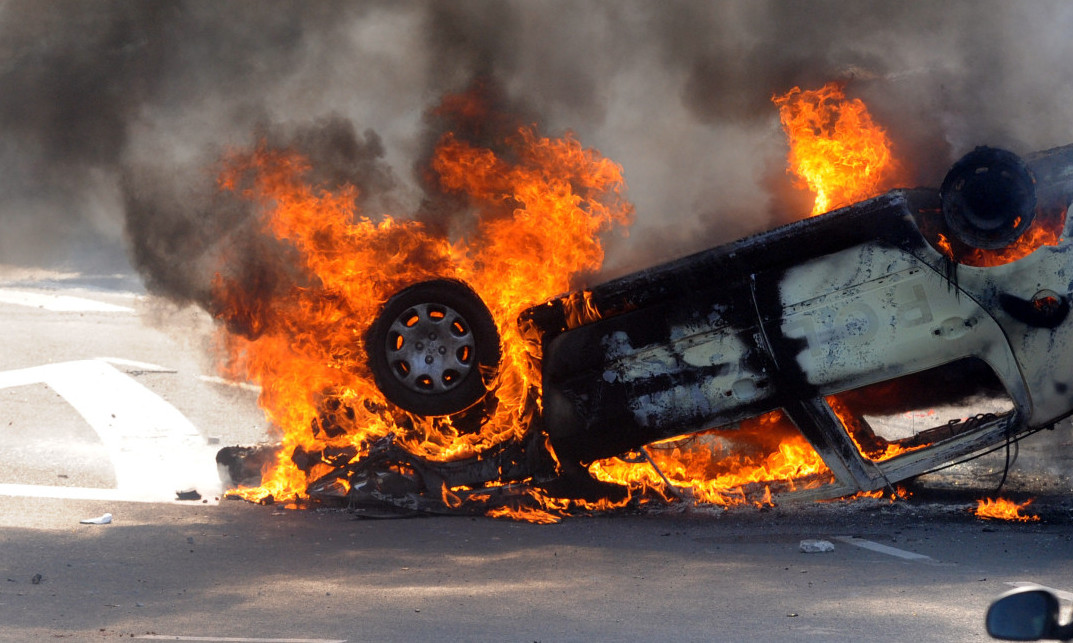STRAVIČNA SCENA NA NAPLATNOJ RAMPI Gori automobil, od crnog dima se ne vidi ništa