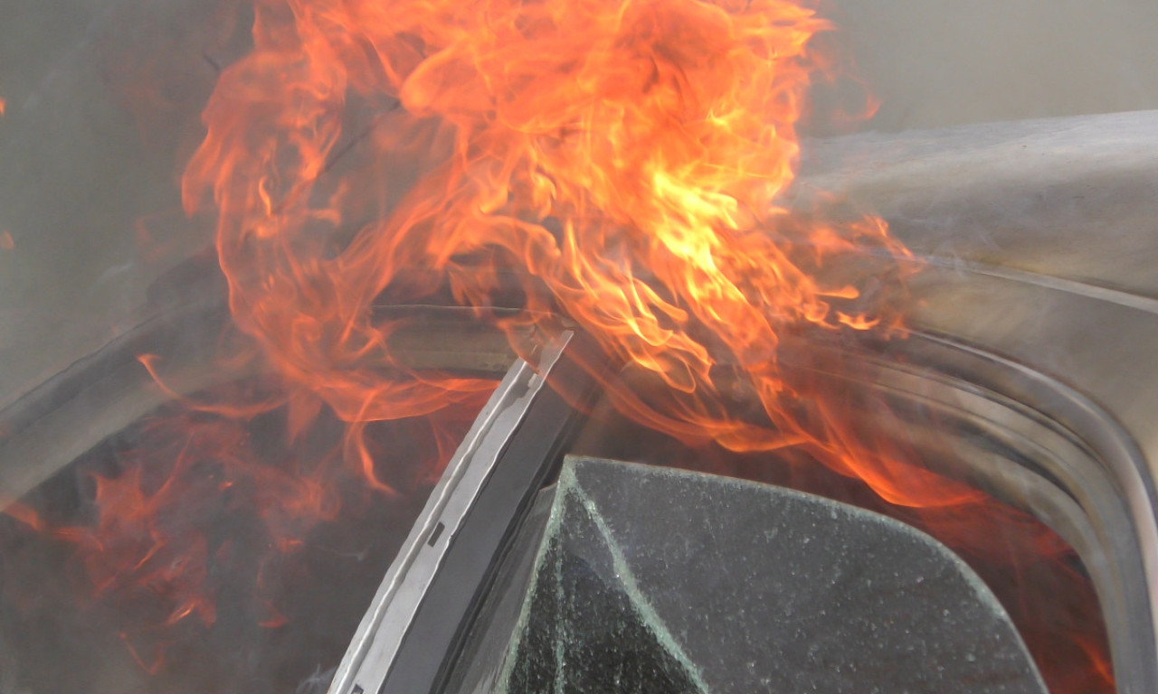 BUKTINJA USRED NOĆI: Vatrena stihija gutala automobile u Mostaru, vatrogasci hitno reagovali