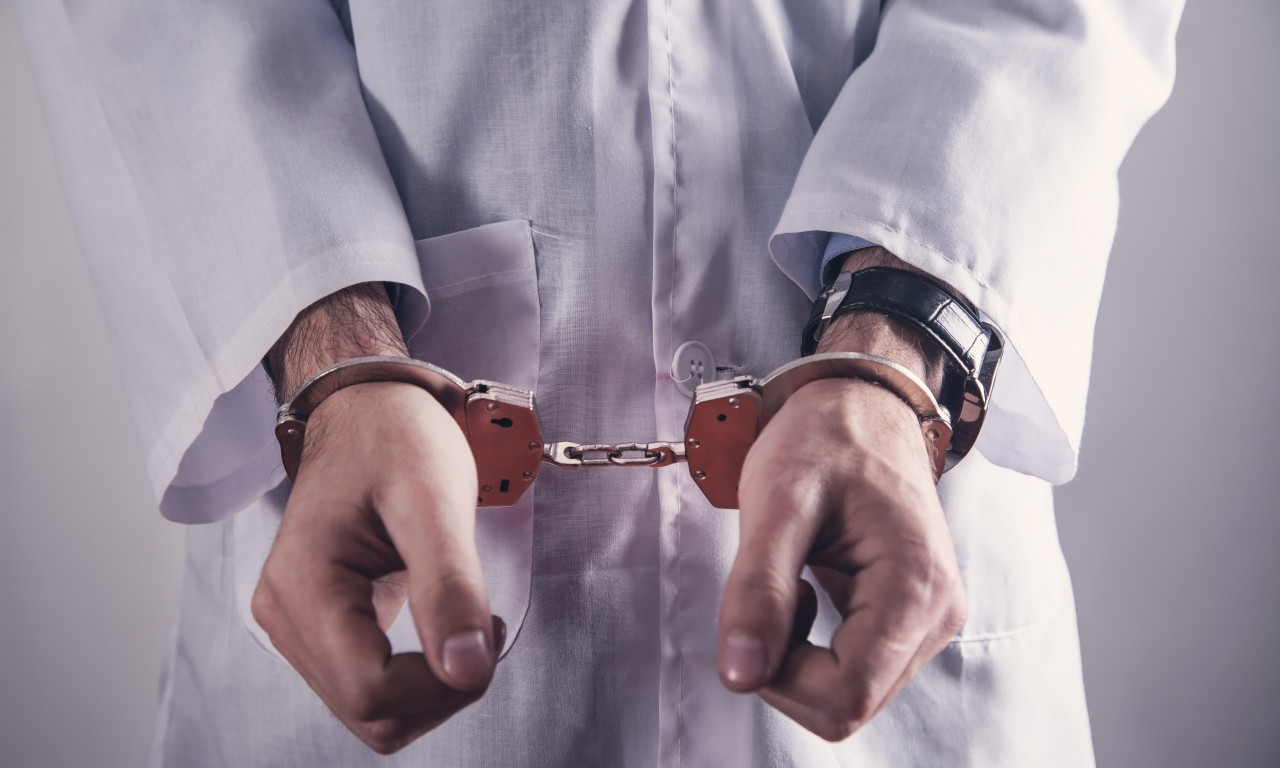 UHAPŠEN LEKAR IZ UKC KRAGUJEVAC! Uzeo MITO da bi porodio ženu carskim rezom, priveden i SUPRUG porodilje